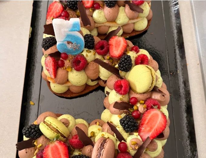 Number Cake en forme de cinq, décoré de fruits et macarons